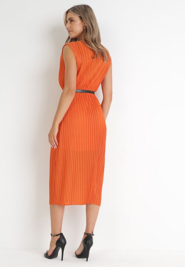 Born2be - Pomarańczowa Plisowana Sukienka Midi z Paskiem z Imitacji Skóry Sharia. Kolor: pomarańczowy. Materiał: skóra. Długość rękawa: bez rękawów. Styl: elegancki. Długość: midi