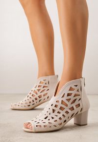 Born2be - Beżowe Ażurowe Botki Peep Toe na Słupku ze Skórzaną Wkładką Cezelle. Okazja: na co dzień. Nosek buta: otwarty. Kolor: beżowy. Materiał: skóra. Wzór: ażurowy. Obcas: na słupku. Styl: casual #1