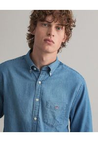 GANT - Jeansowa koszula z logo Regular Fit. Okazja: na co dzień. Kolor: niebieski. Materiał: jeans. Wzór: aplikacja. Sezon: wiosna. Styl: klasyczny, casual #4