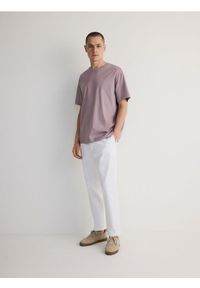Reserved - Spodnie chino leisure fit - biały. Kolor: biały. Materiał: bawełna, tkanina