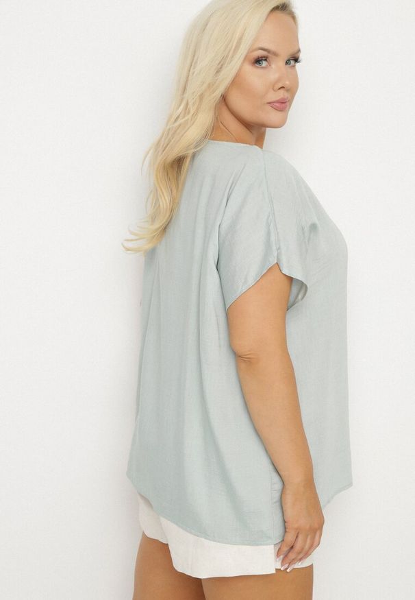 Born2be - Jasnozielona Bluzka z Wiskozą Wiązana przy Dekolcie Dovarelle. Okazja: na co dzień. Kolekcja: plus size. Kolor: zielony. Materiał: wiskoza. Długość rękawa: krótki rękaw. Długość: krótkie. Styl: elegancki, casual