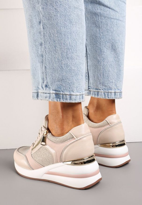Renee - Beżowe Sneakersy na Koturnie Ozdobione Zamkiem Błyskawicznym i Metaliczną Wstawką Ellieti. Zapięcie: zamek. Kolor: beżowy. Materiał: skóra, jeans. Wzór: aplikacja. Obcas: na koturnie. Wysokość obcasa: średni