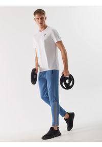 4f - Spodnie treningowe szybkoschnące męskie - niebieskie. Kolor: niebieski. Materiał: elastan, dzianina, włókno, materiał, skóra, syntetyk. Wzór: ze splotem. Sport: fitness