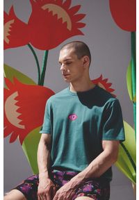 medicine - Medicine t-shirt bawełniany męski kolor zielony z nadrukiem. Kolor: zielony. Materiał: bawełna. Długość rękawa: krótki rękaw. Długość: krótkie. Wzór: nadruk. Styl: klasyczny #1