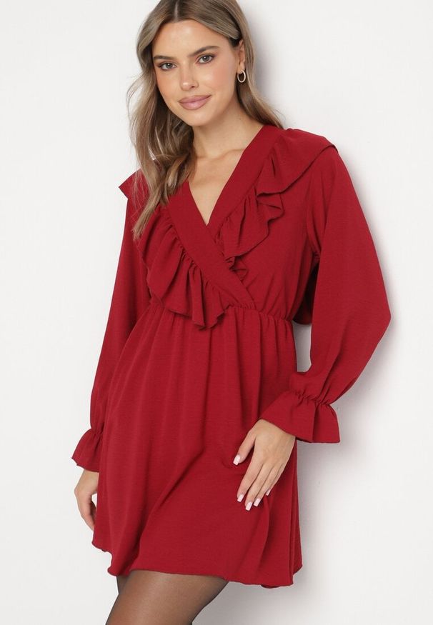 Born2be - Bordowa Rozkloszowana Sukienka o Kopertowym Kroju z Falbankami Celonara. Okazja: na imprezę. Typ kołnierza: kołnierz z falbankami. Kolor: czerwony. Typ sukienki: kopertowe. Styl: elegancki