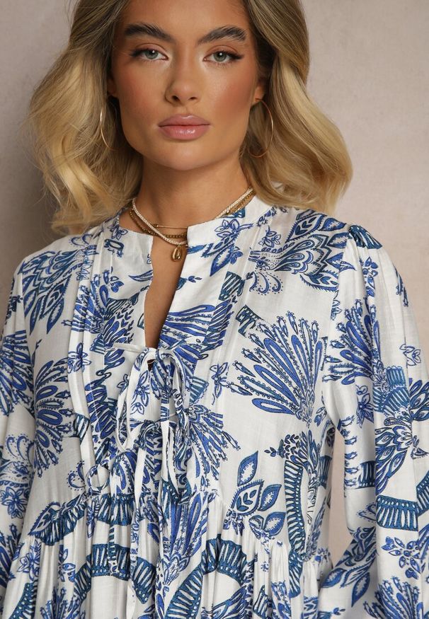 Renee - Niebieska Rozkloszowana Sukienka z Wiskozą Wiązana przy Dekolcie w Roślinny Print Koriselle. Okazja: na co dzień. Typ kołnierza: dekolt w serek. Kolor: niebieski. Materiał: wiskoza. Wzór: nadruk. Styl: casual, elegancki