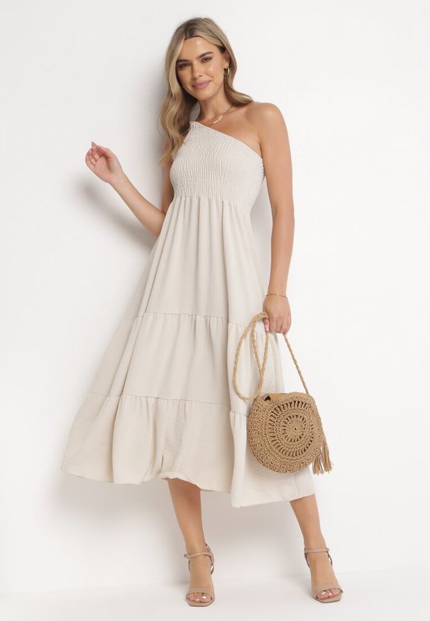 Born2be - Jasnobeżowa Maxi Sukienka Asymetryczna o Rozkloszowanym Kroju na Jedno Ramię Byrecl. Kolor: beżowy. Typ sukienki: asymetryczne. Długość: maxi