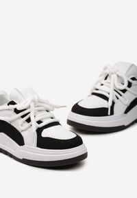 Born2be - Biało-Czarne Sneakersy z Ozdobnym Sznurowaniem Sirixa. Nosek buta: okrągły. Zapięcie: sznurówki. Kolor: biały. Materiał: materiał. Obcas: na obcasie. Wysokość obcasa: niski #4