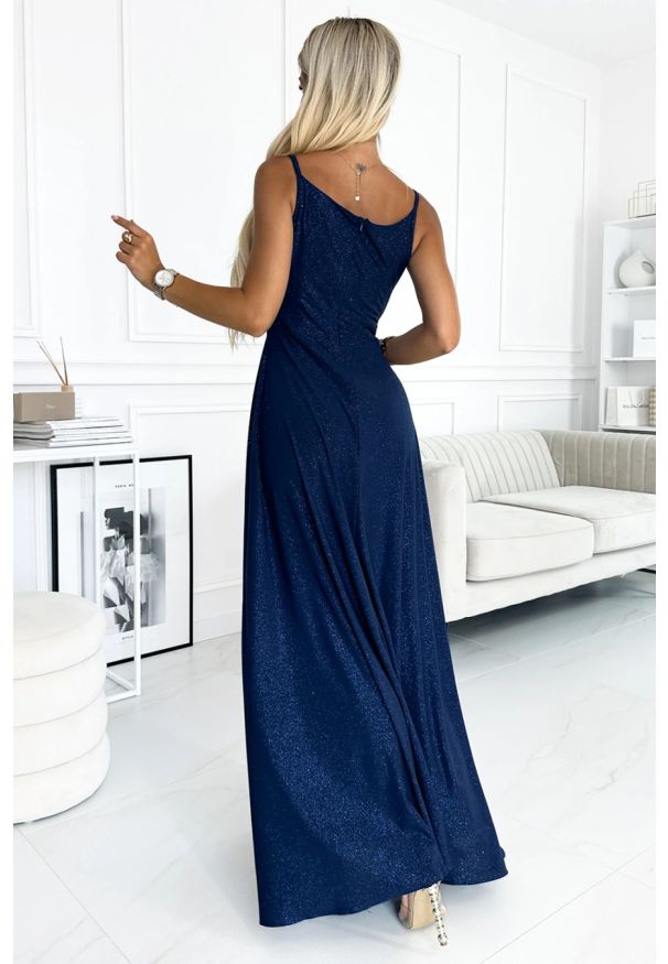 Numoco - Długa sukienka na wesele rozkloszowana na ramiączkach granat. Okazja: na wesele, na ślub cywilny. Materiał: tkanina, materiał, elastan. Długość rękawa: na ramiączkach. Wzór: aplikacja. Typ sukienki: rozkloszowane. Styl: elegancki. Długość: maxi