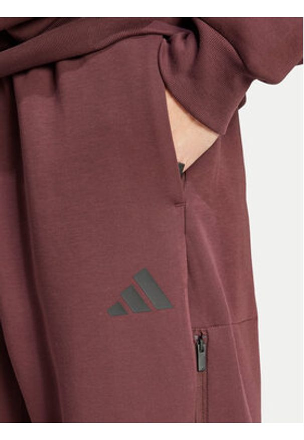 Adidas - adidas Spodnie dresowe Future Icons 3-Stripes JD4888 Bordowy Loose Fit. Kolor: czerwony. Materiał: bawełna