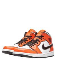 Buty do chodzenia męskie Nike Air Jordan 1 Mid SE. Wysokość cholewki: za kostkę. Zapięcie: sznurówki. Kolor: czerwony, pomarańczowy, wielokolorowy. Materiał: syntetyk, materiał. Szerokość cholewki: normalna. Model: Nike Air Jordan. Sport: turystyka piesza