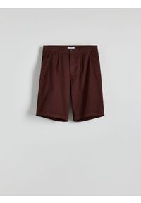 Reserved - Gładkie szorty chino - ciemnobrązowy. Kolor: brązowy. Materiał: bawełna. Wzór: gładki