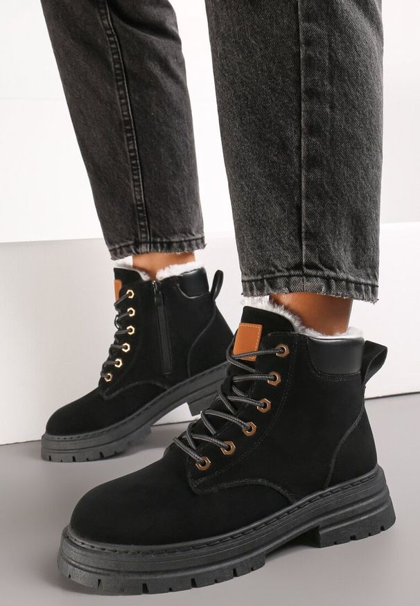 Renee - Czarne Trapery Botki Mocno Ocieplone Sztucznym Futerkiem Sedonna. Okazja: na co dzień. Kolor: czarny. Materiał: futro. Sezon: zima. Obcas: na obcasie. Styl: casual. Wysokość obcasa: średni