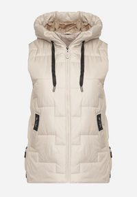 Born2be - Jasnobeżowa Pikowana Kamizelka z Kapturem i Sznurkami Imvila. Okazja: na co dzień. Typ kołnierza: kaptur. Kolor: beżowy. Materiał: jeans. Wzór: aplikacja. Styl: klasyczny, casual, elegancki #4