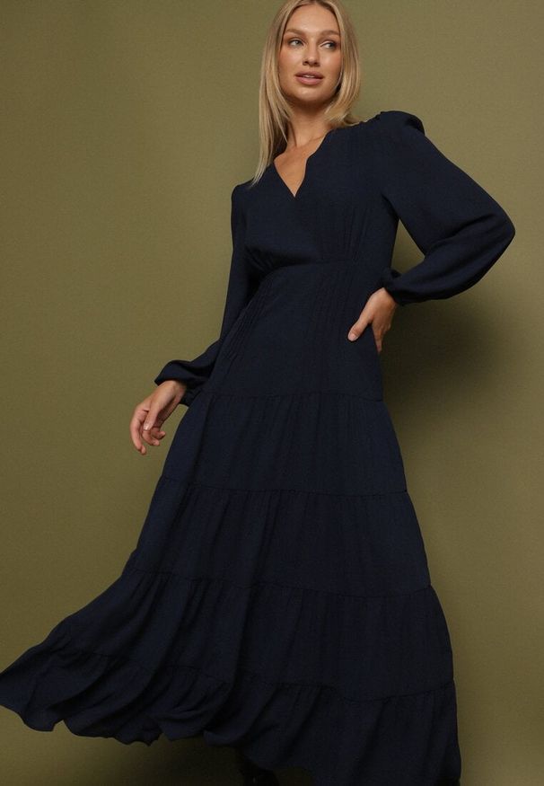 Born2be - Granatowa Rozkloszowana Sukienka Vices z Kopertowym Dekoltem Reslosa. Okazja: na co dzień. Typ kołnierza: dekolt w serek. Kolor: niebieski. Materiał: poliester, jeans. Typ sukienki: kopertowe. Styl: casual