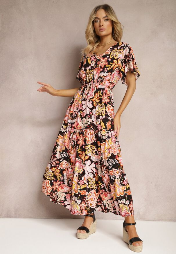 Renee - Czarno-Różowa Bawełniana Sukienka Letnia Ozdobiona Kolorowym Wzorem Boho z Gumką w Pasie Pythia. Kolor: czarny. Materiał: bawełna. Wzór: aplikacja, kolorowy. Sezon: lato. Styl: boho