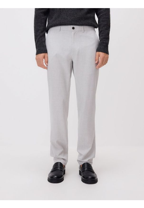 Reserved - Spodnie chino slim z wiskozą - jasnoszary. Kolor: szary. Materiał: wiskoza