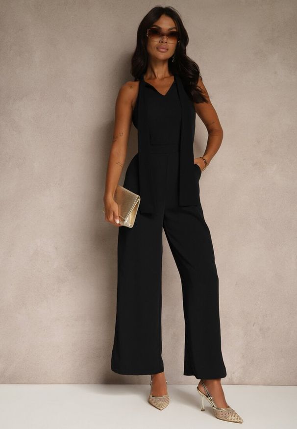 Renee - Czarny Kombinezon Wide Leg z Ozdobnym Wiązaniem przy Szyi Silelia. Okazja: na co dzień. Kolor: czarny. Długość rękawa: bez rękawów. Styl: klasyczny, elegancki, casual