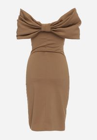 Born2be - Brązowa Taliowana Sukienka Dopasowana z Odsłoniętymi Ramionami i Drapowaniem Palamiria. Okazja: na imprezę, na randkę. Kolor: brązowy #4