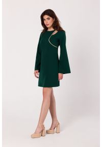 MOE - Zielona Trapezowa Sukienka z Wycięciem w Dekolcie. Kolor: zielony. Materiał: poliester, elastan. Typ sukienki: trapezowe #1