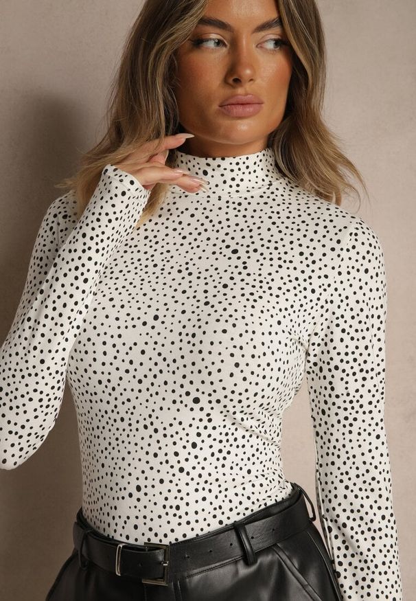 Renee - Biała Bawełniana Bluzka z Golfem Typu Longsleeve w Groszki Neatte. Okazja: na co dzień. Typ kołnierza: golf. Kolor: biały. Materiał: bawełna. Długość rękawa: długi rękaw. Wzór: grochy. Styl: klasyczny, casual