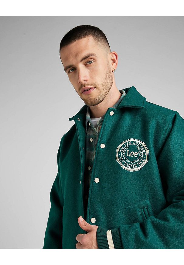 Lee - LEE VARSITY JACKET MĘSKA KURTKA PRZEJŚCIOWA LOGO NADRUK ESMERALDA L87TDB96 112321558. Wzór: nadruk