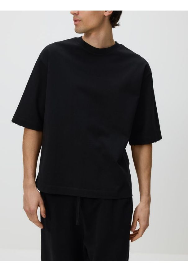 Reserved - T-shirt cropped boxy z bawełny - czarny. Kolor: czarny. Materiał: bawełna