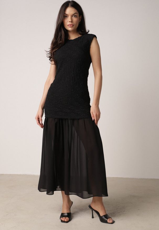 Born2be - Czarna Sukienka Ażurowa z Usztywnioną Linią Ramion i Przezroczystym Dołem Semiriel. Kolor: czarny. Materiał: zamsz. Wzór: ażurowy. Styl: elegancki, klasyczny