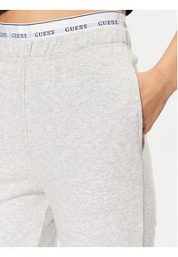 Guess Spodnie dresowe O5RB01 KCO31 Szary Regular Fit. Kolor: szary. Materiał: bawełna