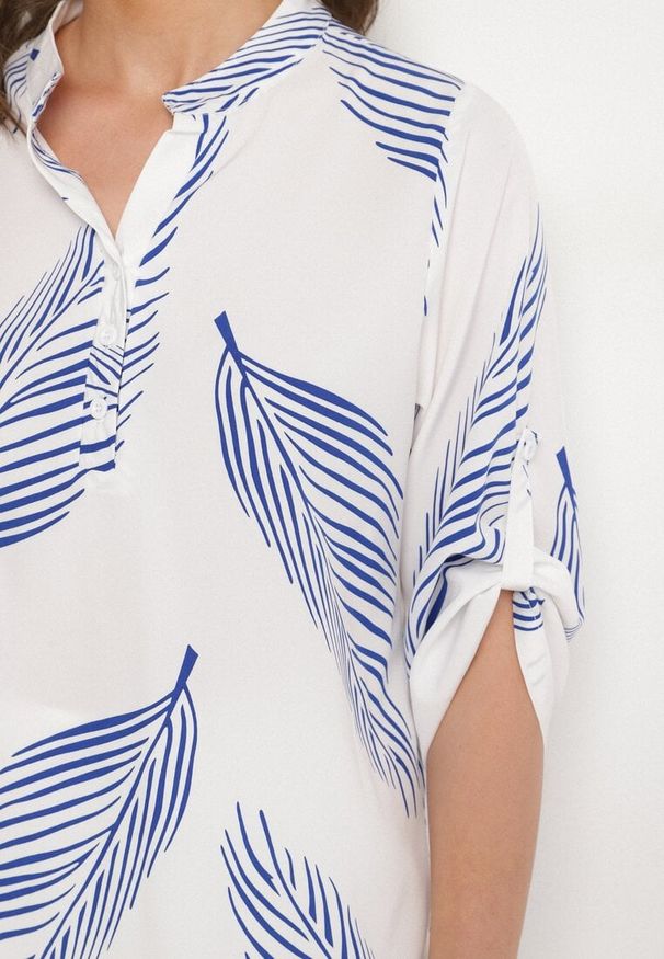 Born2be - Biało-Niebieska Koszula z Bawełną we Wzór Liści Lumavaie. Okazja: na co dzień. Kolor: niebieski. Materiał: bawełna. Styl: elegancki, casual