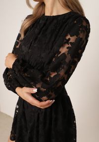 Born2be - Czarna Rozkloszowana Sukienka z Transparentnej Tkaniny w Kwiatowy Wzór Metobe. Okazja: na randkę, na wesele, na ślub cywilny. Kolor: czarny. Materiał: tkanina. Wzór: kwiaty. Typ sukienki: proste. Styl: klasyczny #2