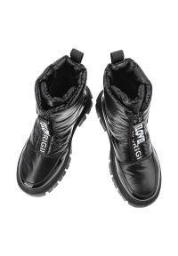 Śniegowce damskie Filippo, ocieplane futerkiem na płaskim obcasie z tworzywa, czarne, DBT4960-25-BK. Okazja: na co dzień, na spacer. Zapięcie: zamek. Kolor: czarny. Wzór: napisy. Materiał: lakier, futro. Sezon: zima. Obcas: na obcasie. Styl: casual. Wysokość obcasa: niski #10