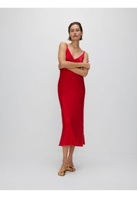 Reserved - Satynowa sukienka maxi z wiskozy - czerwony. Kolor: czerwony. Materiał: satyna, wiskoza. Wzór: gładki. Długość: maxi