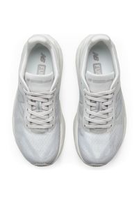 Buty damskie New Balance FuelCell Rebel v5 WFCX6SN – szare. Kolor: szary. Materiał: materiał, syntetyk, guma. Szerokość cholewki: normalna. Wzór: geometria. Sport: fitness, bieganie #4