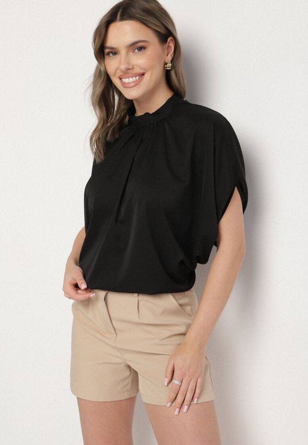 Born2be - Czarna Bluzka Ozdobiona Stójką i Wiązaniem Rinelea. Okazja: na co dzień, na spotkanie biznesowe. Typ kołnierza: kołnierzyk stójkowy. Kolor: czarny. Wzór: aplikacja. Styl: biznesowy, casual