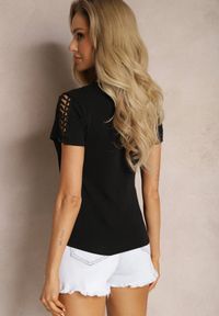 Renee - Czarny T-shirt z Bawełny Ozdobiony Ażurową Koronką Sarille. Okazja: na plażę. Kolor: czarny. Materiał: koronka, bawełna. Wzór: ażurowy, aplikacja, koronka. Sezon: lato