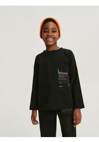 Reserved - Longsleeve oversize z kieszenią - czarny. Kolor: czarny. Materiał: dzianina, bawełna. Długość rękawa: długi rękaw