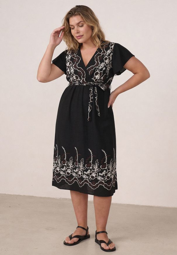 Born2be - Czarna Kopertowa Sukienka z Wiskozy Zdobiona Haftem i Wiązanym Paskiem Tasenea. Okazja: na co dzień. Kolekcja: plus size. Kolor: czarny. Materiał: wiskoza. Wzór: aplikacja, haft. Sezon: lato. Typ sukienki: kopertowe. Styl: elegancki, casual, boho