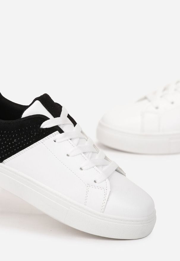 Born2be - Biało-Czarne Sznurowane Sneakersy na Płaskiej Podeszwie z Ozdobnymi Cyrkoniami Gimena. Wysokość cholewki: przed kostkę. Kolor: biały. Materiał: materiał. Szerokość cholewki: normalna. Wzór: aplikacja. Obcas: na płaskiej podeszwie