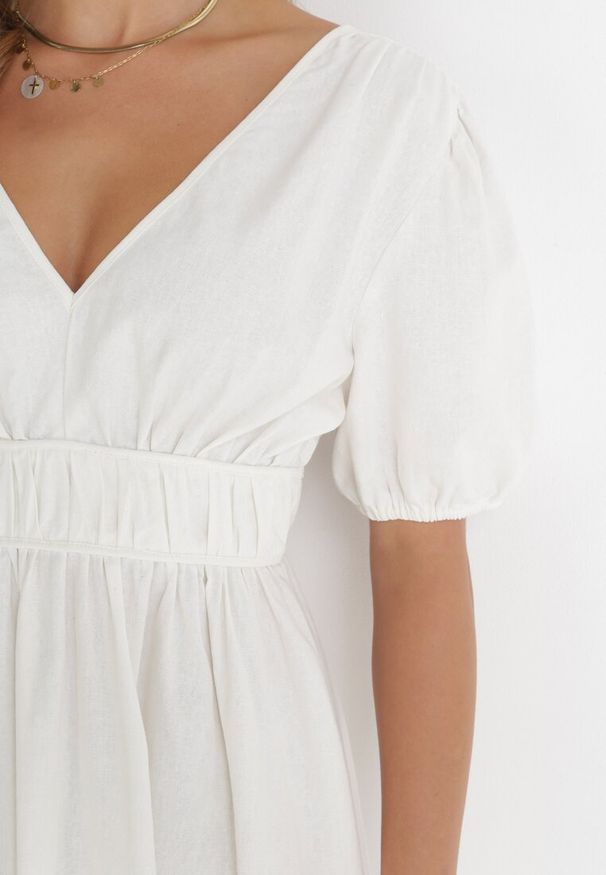 Born2be - Biała Rozkloszowana Sukienka Midi z Ozdobnym Wiązaniem na Plecach i Gumką w Pasie z Lnem Senaida. Okazja: na co dzień. Typ kołnierza: dekolt w kształcie V. Kolor: biały. Materiał: len. Wzór: aplikacja. Styl: casual, elegancki, klasyczny. Długość: midi