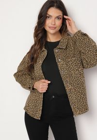 Born2be - Brązowa Kurtka Jeansowa w Drobne Cętki o Koszulowym Kroju Cesisia. Okazja: na co dzień, do pracy. Kolor: brązowy. Materiał: jeans. Długość rękawa: długi rękaw. Długość: długie. Styl: casual, elegancki, klasyczny #6