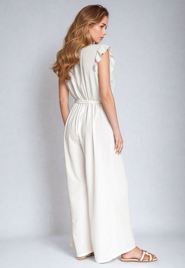 Born2be - Biały Taliowany Kombinezon Koktajlowy z Paskiem w Talii i Falbanami przy Ramionach Vimarine. Okazja: na imprezę. Kolor: biały. Materiał: jeans. Styl: wizytowy