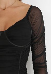 Born2be - Czarna Dopasowana Sukienka z Marszczeniem Ferdu. Kolor: czarny. Typ sukienki: dopasowane #4