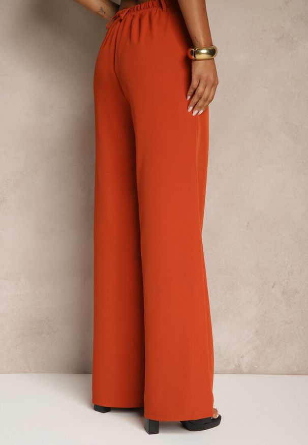 Renee - Pomarańczowe Szerokie Spodnie High Waist z Gumką w Pasie Eternel. Okazja: na spotkanie biznesowe. Stan: podwyższony. Kolor: pomarańczowy. Materiał: jedwab. Styl: elegancki, biznesowy