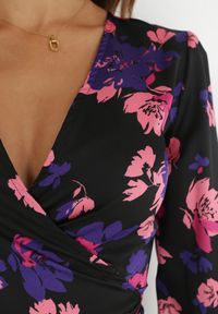 Born2be - Czarna Sukienka Kopertowa w Kwiaty Alisia. Typ kołnierza: dekolt w kształcie V. Kolor: czarny. Wzór: kwiaty. Typ sukienki: kopertowe #5