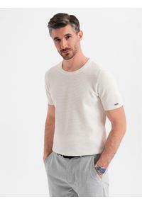 Ombre Clothing - Dzianinowa koszulka męska z delikatną drobną strukturą - biała V1 - Rozmiar: L. Okazja: na co dzień. Kolor: biały. Materiał: dzianina. Długość rękawa: krótki rękaw. Długość: krótkie. Wzór: ze splotem. Styl: wizytowy, casual, elegancki #4