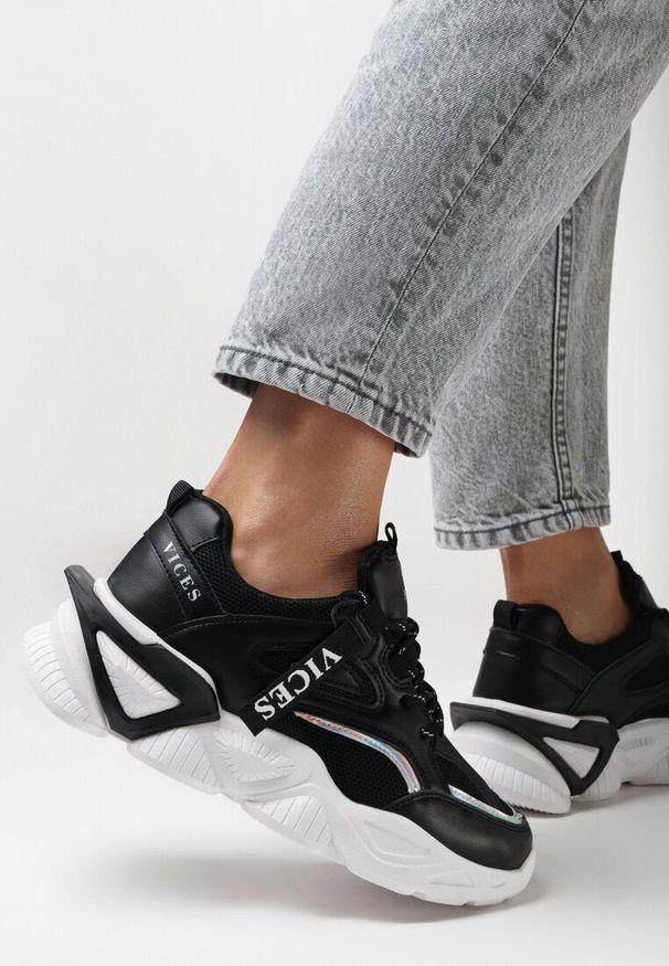Born2be - Czarne Sneakersy Astoreia. Okazja: na co dzień. Wysokość cholewki: przed kostkę. Kolor: czarny. Materiał: materiał. Wzór: napisy, aplikacja. Sport: turystyka piesza