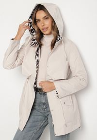 Born2be - Jasnobeżowa Kurtka w Stylu Parki z Odpinanym Kapturem i Ozdobną Podszewką Ismerife. Okazja: na spacer, na co dzień. Kolor: beżowy. Styl: casual #7
