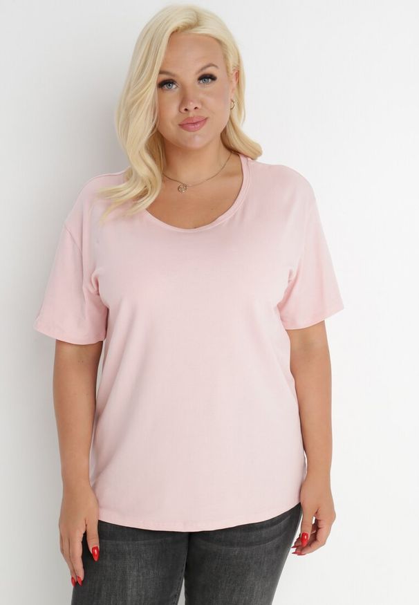 Born2be - Jasnoróżowy T-shirt Aetheriel. Kolor: różowy. Materiał: dzianina. Długość rękawa: krótki rękaw. Długość: krótkie. Wzór: gładki. Styl: sportowy, klasyczny