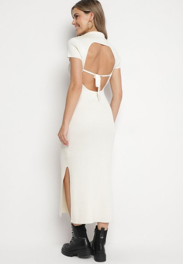 Born2be - Jasnobeżowa Prążkowana Dopasowana Sukienka z Wiskozą z Odkrytymi Plecami Tanemi. Okazja: na spotkanie biznesowe. Kolor: beżowy. Materiał: wiskoza, prążkowany. Styl: elegancki, klasyczny, biznesowy